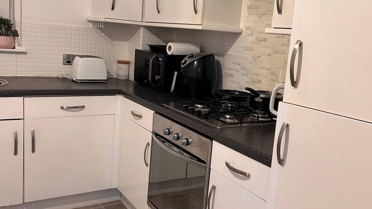 Glasgow Apartment | Modern Apartment-sleeps6-parking-seft Check in