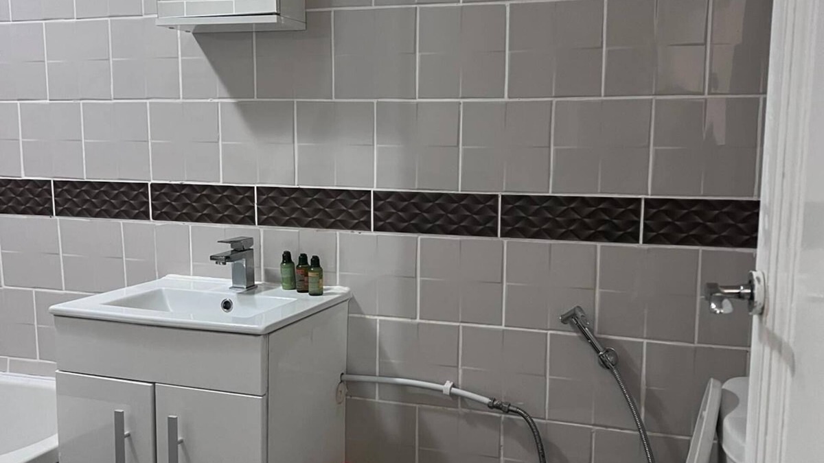 Chorlton-cum-Hardy Apartment | Modern apartment, walking distance to many places, private parking