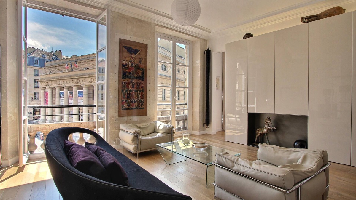 Odeon Apartment | Modern apartment with AC in front of the Odeon theatre, insurance included