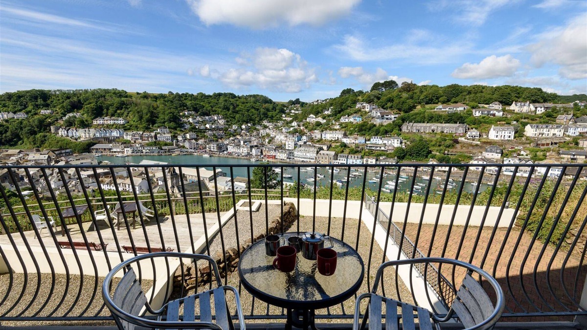 Looe House | Modern apartment with balcony, river views, wifi and parking.