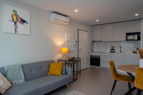 Paranhos Apartment | Modern apartment with balcony and free parking