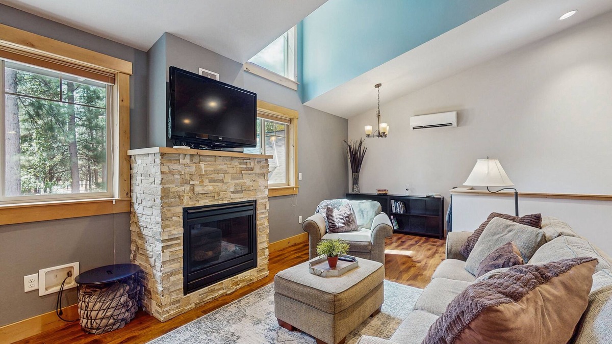 Sisters Apartment | Modern Apartment with fireplace, central A/C, pool & tennis/pickleball court