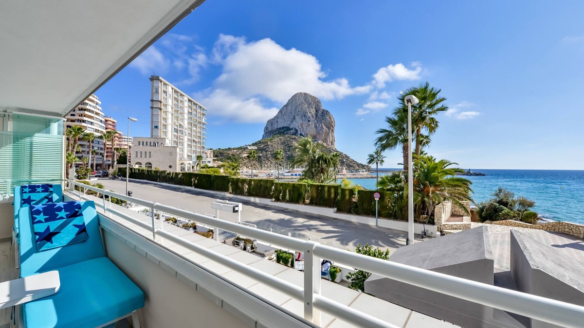 Calpe Apartment | Modern apartment with large, 40 sqm terrace 1st line, with fiber optic connection