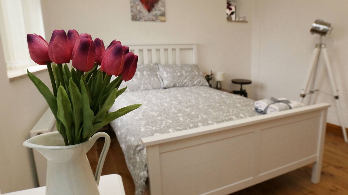 Wood Green Apartment | Modern Apartment "Woodship" Sleeps 7