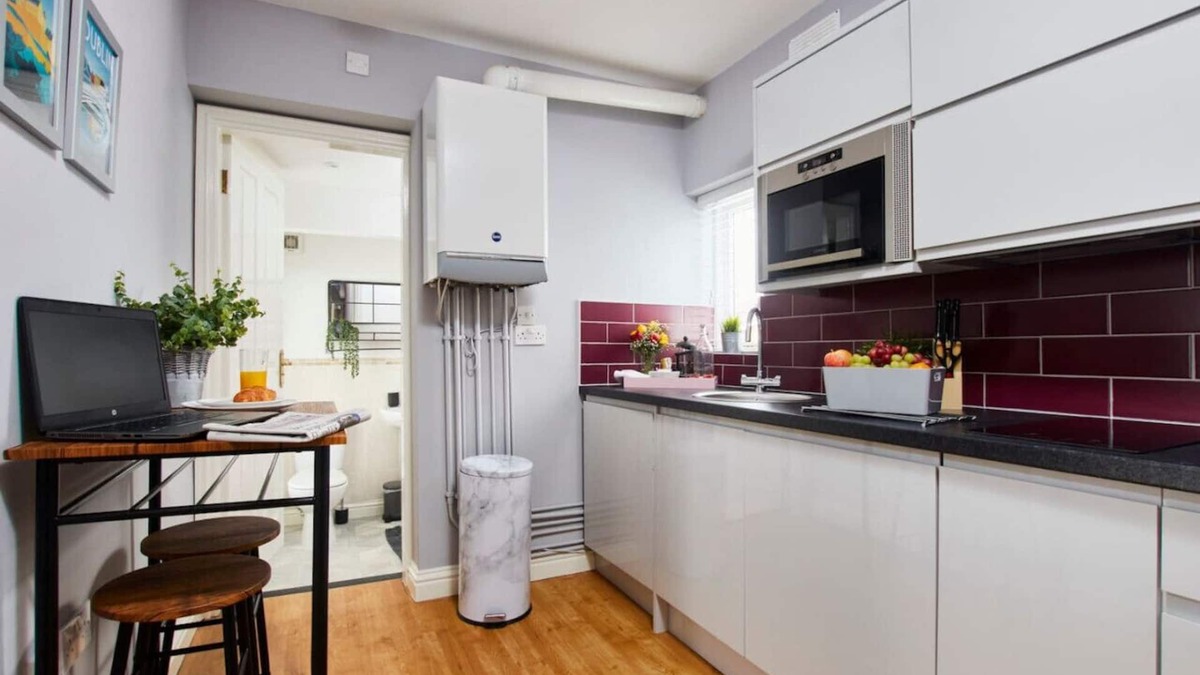 Castle Donington Apartment | Modern Apt:Close 2 EMA, gym/pool access fast Wi-Fi