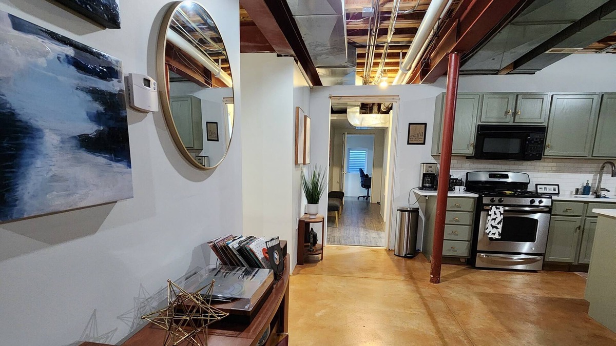Wadsworth Apartment | Modern Apt close to Six Flags, Bristol Renaissance Fair & Great Lakes Naval base