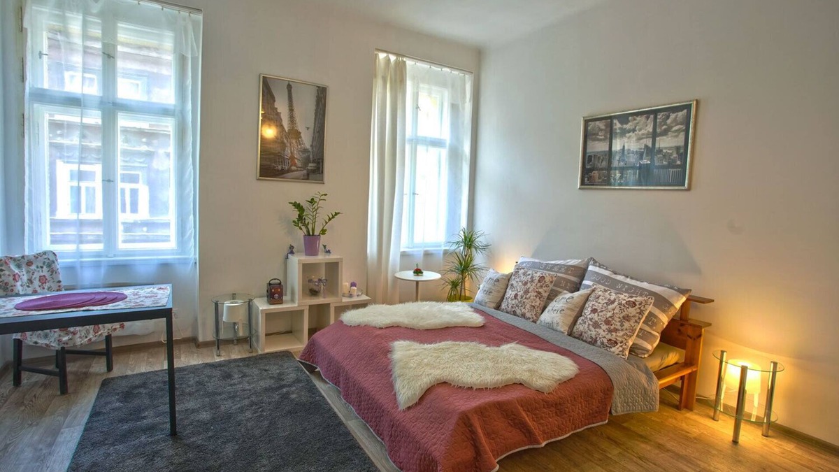 Zizkov Apartment | Modern Apt in center with PARKING