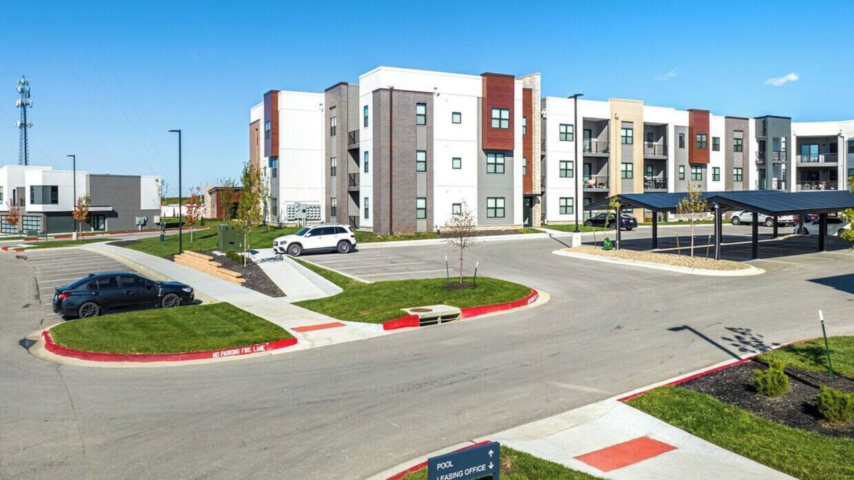Lee's Summit Apartment | Modern Apt. Kansas City Oasis 13 miles to GEHA Field, Shops, Dining, Park, & Gym
