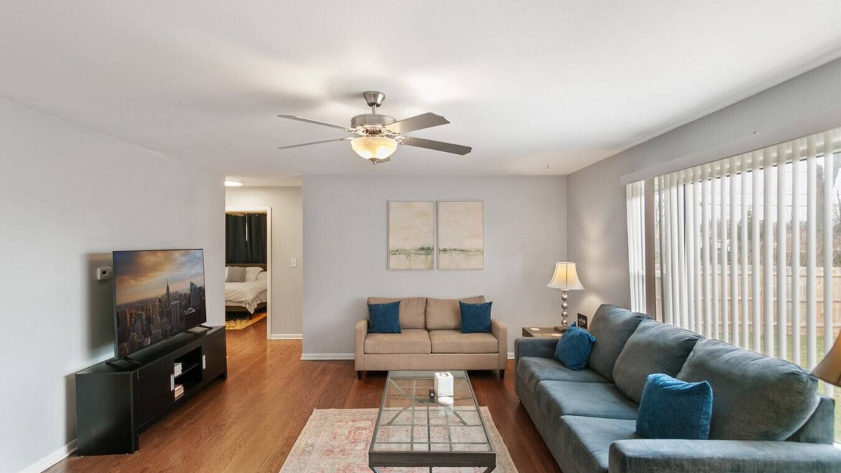 Libertyville Apartment | Modern Apt w/2 Kings 1/2 mile to DT Libertyville!