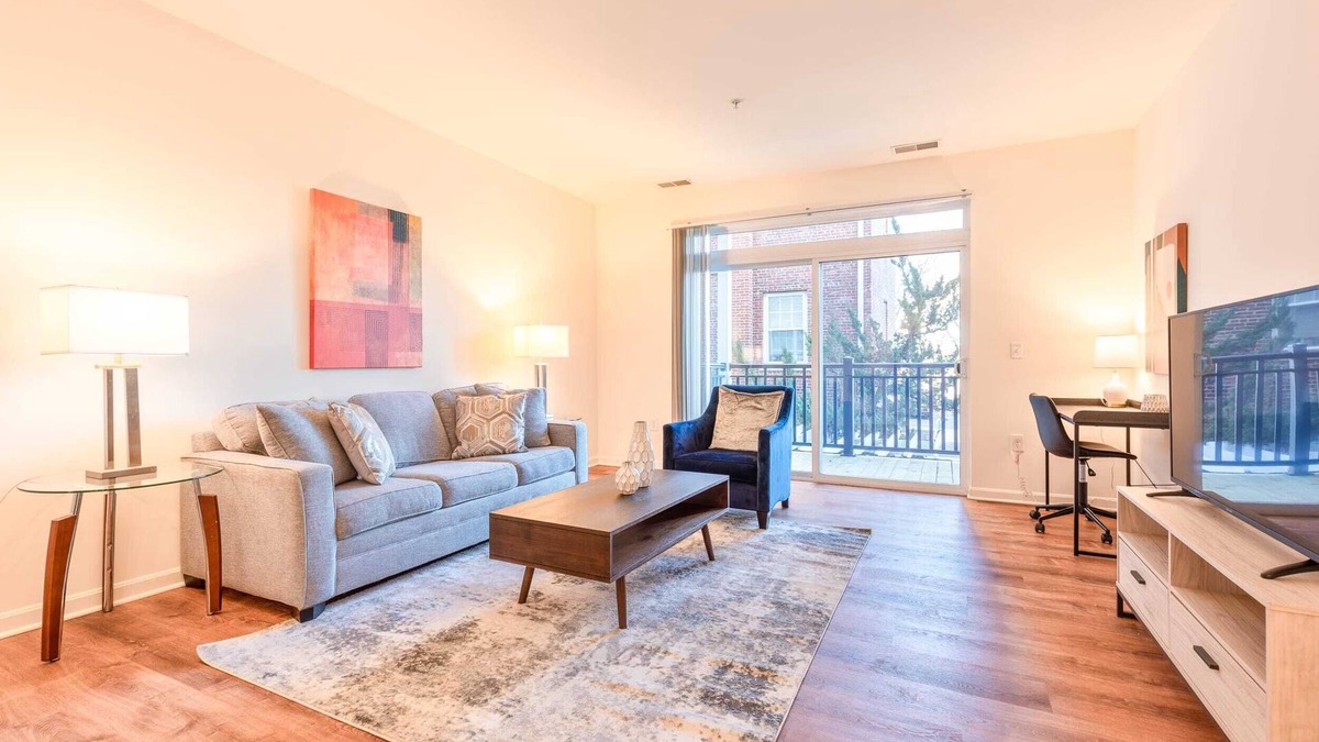 North Waltham Apartment | Modern Apt with Balcony