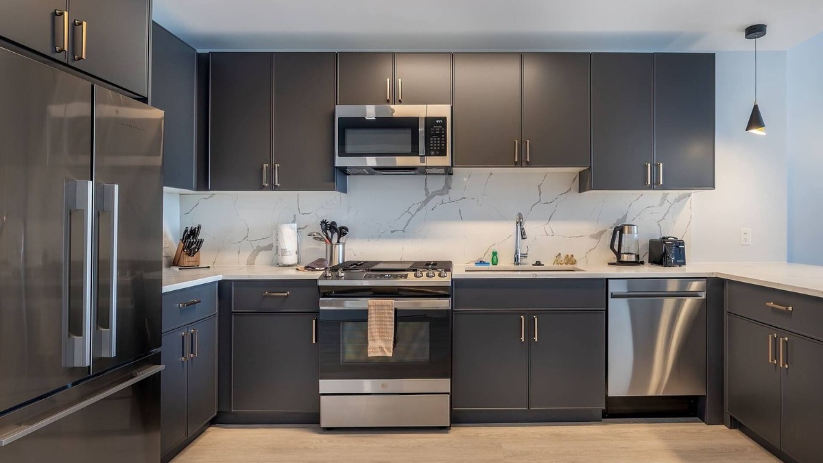 New Rochelle Apartment | Modern Apt with Golf Simulator and Gym
