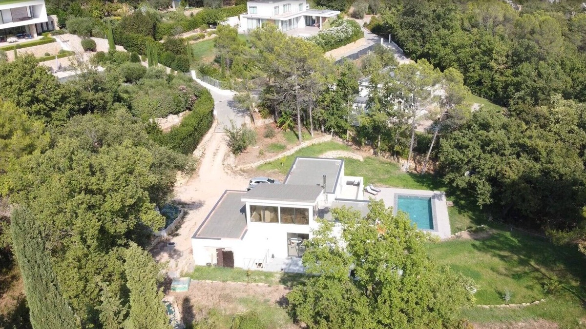 Chateauneuf-Grasse House | Modern architect house on large wooded land in a quiet area