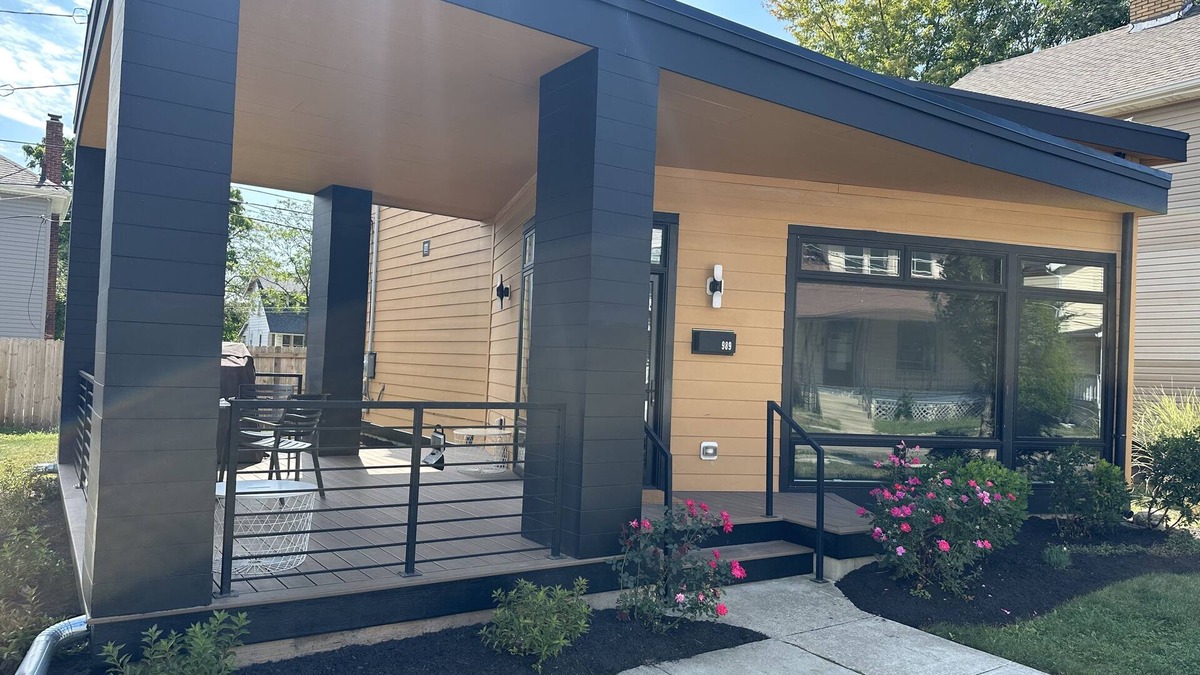 Columbus House | Modern Art Deco House With spacious sideyard - 5 mins to OSU & Downtown!