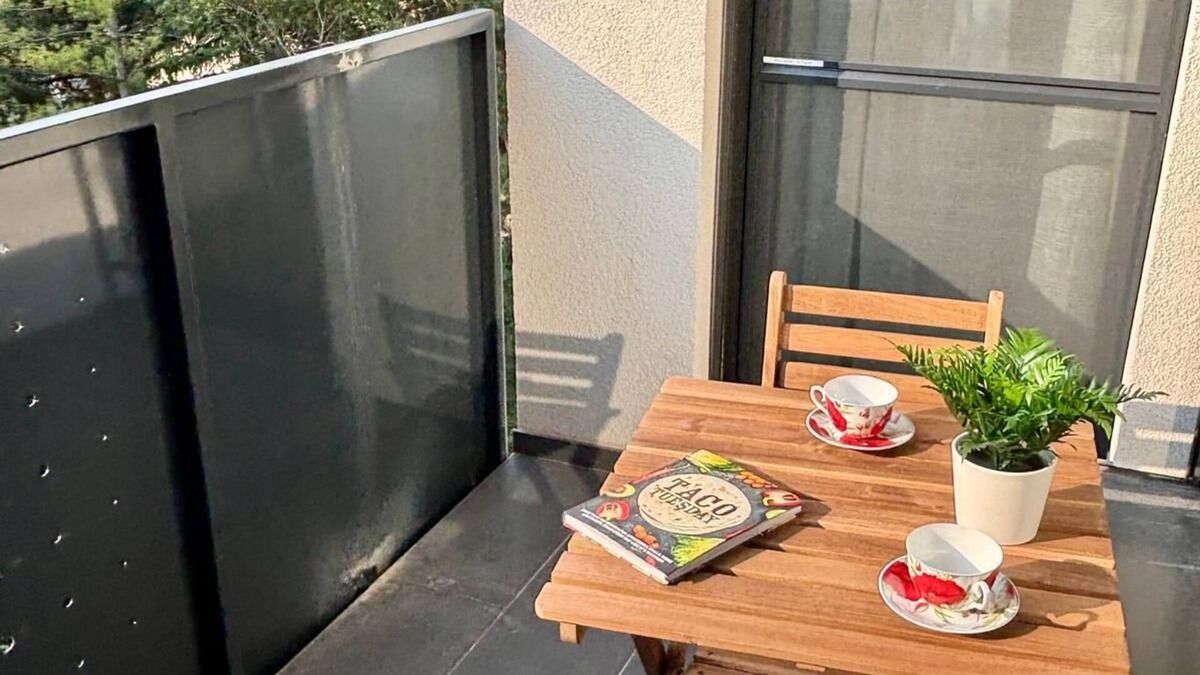 Old Town Condo | Modern artistic 2bdr condo, Washer/Dryer, AC & parking in city center Bratislava