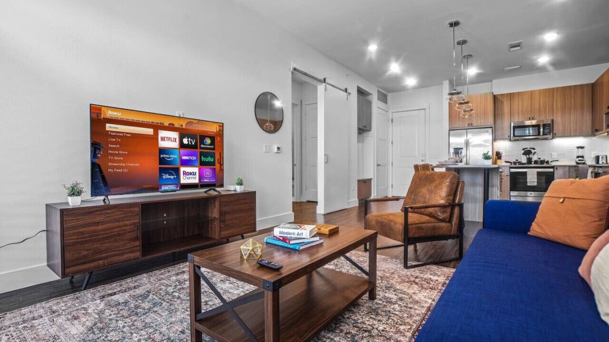 West Oak Hill Apartment | Modern Artistic 2 Bed 2 Bath Condo with Pool and Golf Sim