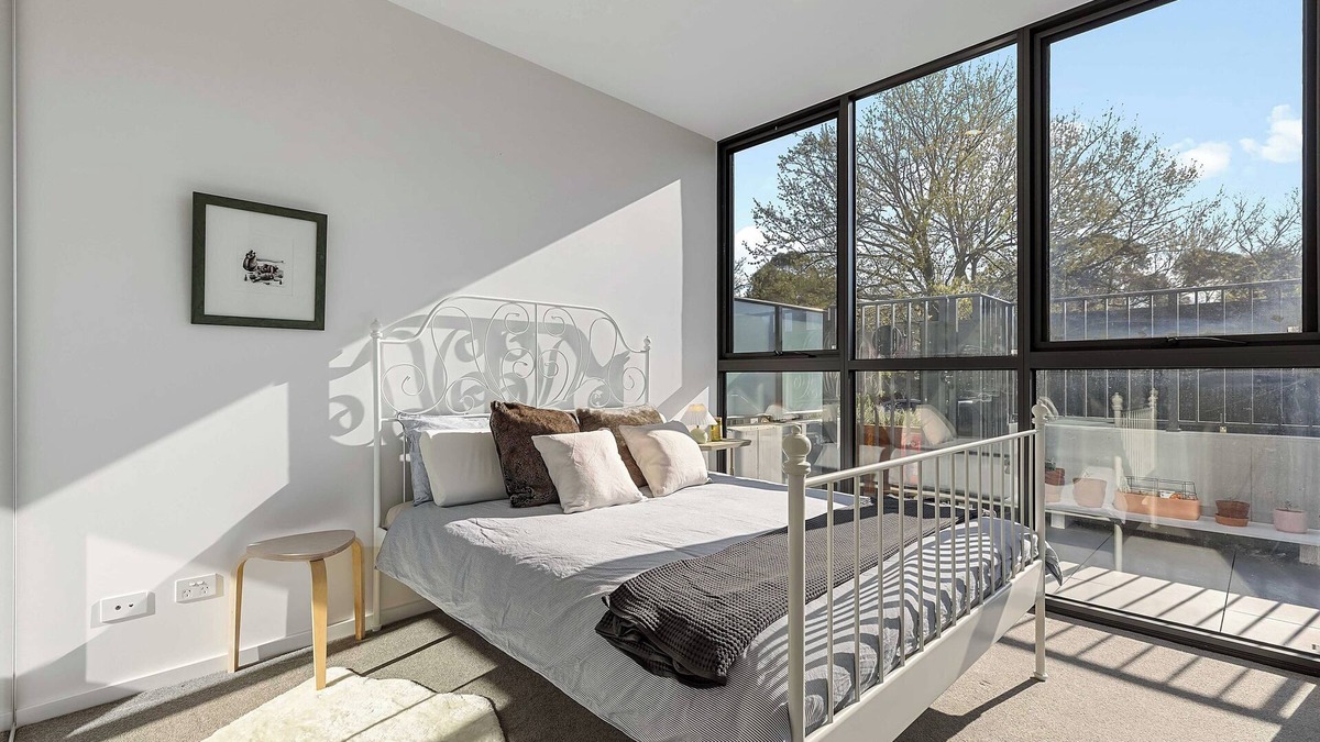 Lyneham House | Modern Artistic Apartment with Front Yard, Private Access, Family Friendly
