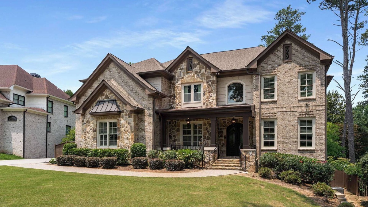 Sandy Springs House | Modern Atlanta Luxury – 5BR/5.5BA with Gourmet Chef’s Kitchen & Grand Interiors