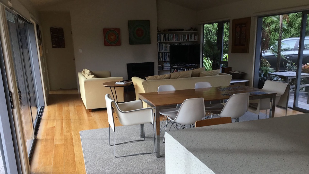 Kuaotunu House | Modern Bach - level 5 minute walk to Kuaotunu Beach