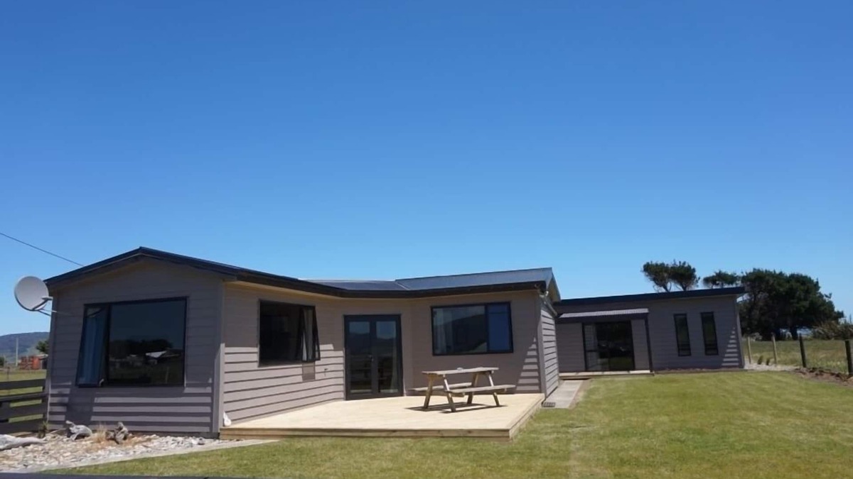 Orepuki House | Modern bach located between the sea and bush in Orepuki