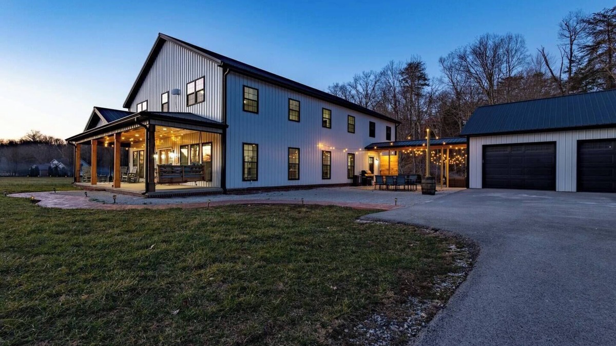 Clay City House | Modern Barndo/Hot Tub/Fire Pit/Rec Room/20min RRG