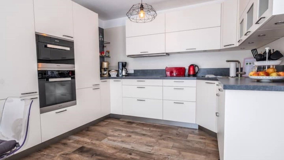 Anif Apartment | Modern basement apartment with use of pool