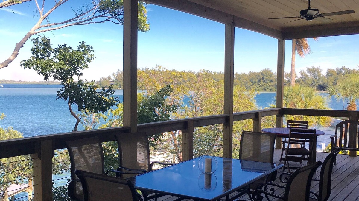Longbeach Village House | Modern Bayfront Retreat with boat dock and short walk to Beach