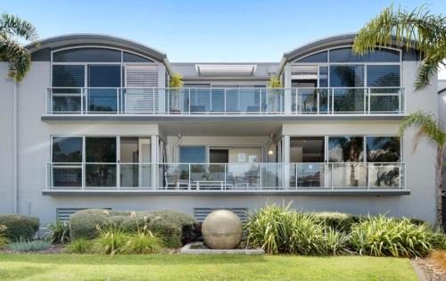 Mount Maunganui Apartment | Modern Beach Apartment with Pool & Location