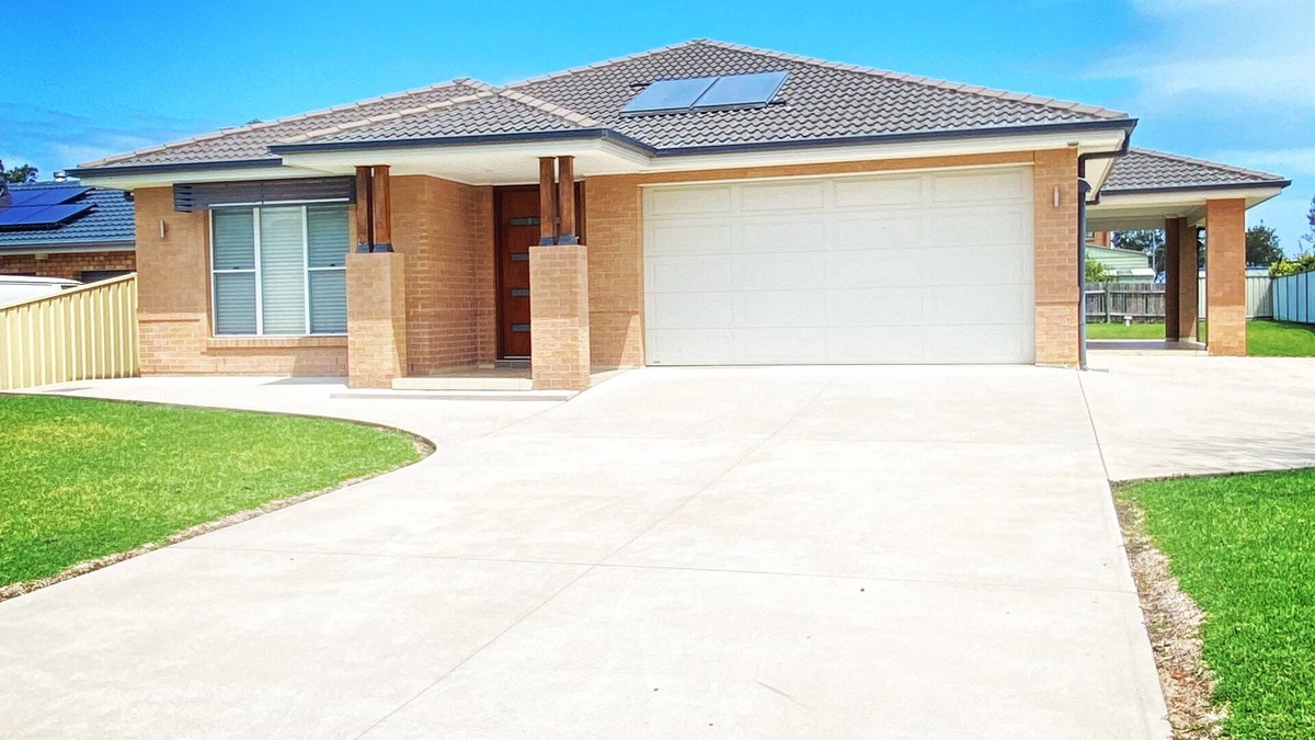 Maloneys Beach House | Modern Beach House Retreat - 3 min walk to beach!