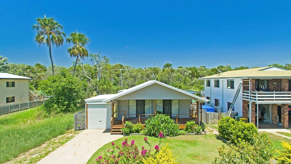 Kinka Beach House | Modern Beach House in A Quiet Location