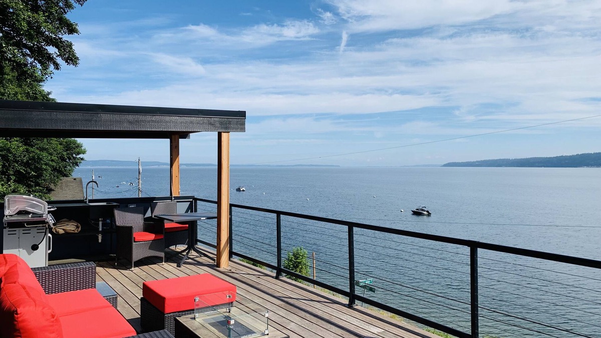 Camano Island House | Modern beachfront getaway w/hot tub and rooftop deck