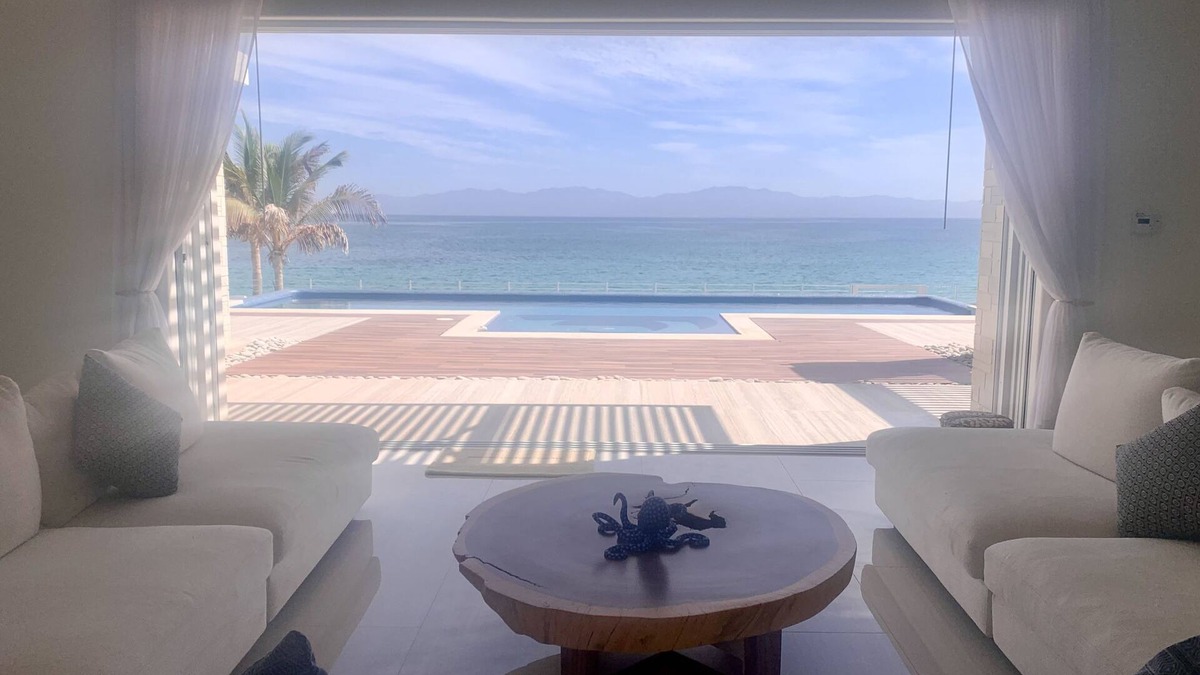 La Ventana House | Modern beachfront house with pool