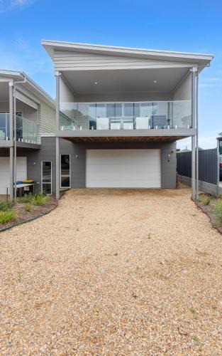 McCracken House | Modern Beachhouse, sea views