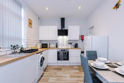 Bury Apartment | Modern & Beautiful 4 Bedroom, Bury Town Centre