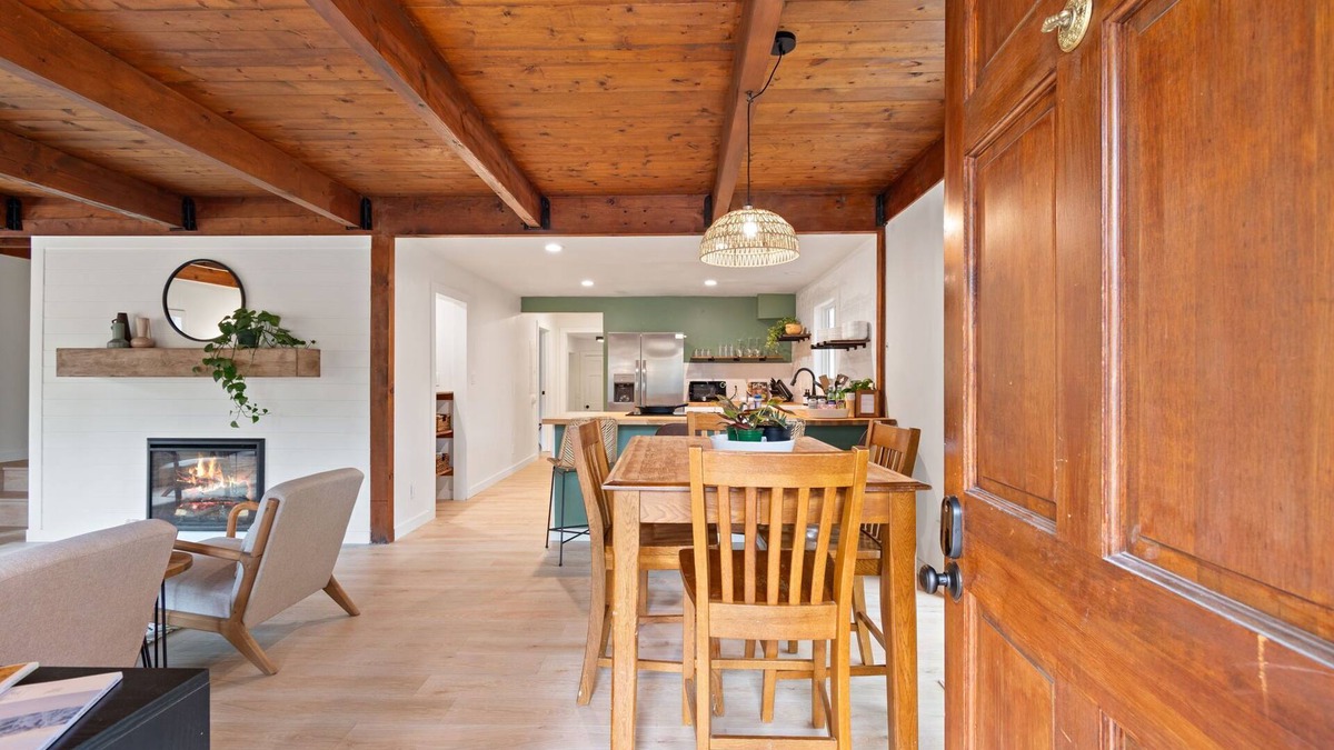 La Pine Cabin | Modern & Beautiful Cabin w/Hot Tub Serene location and comfortable stay