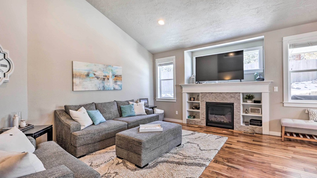 Southeast Bend House | Modern Bend Home ~ 3 Mi to Old Mill District!