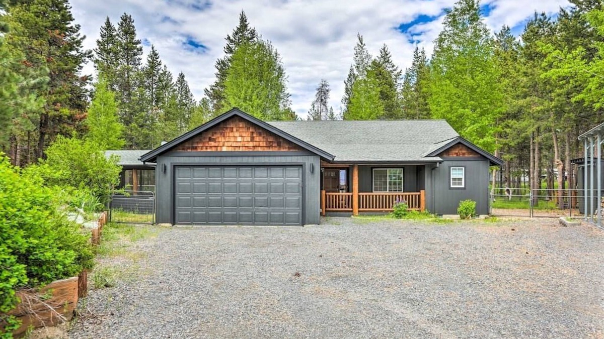 Three Rivers House | Modern Bend Retreat. Private Hot-tub. Fenced Yard. Pet-Friendly