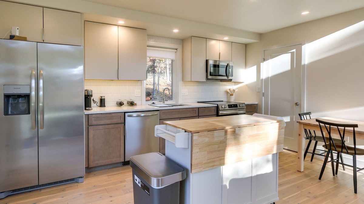 Berkeley Springs Cabin | Modern Berkeley Springs Cabin w/Private Hot Tub!
