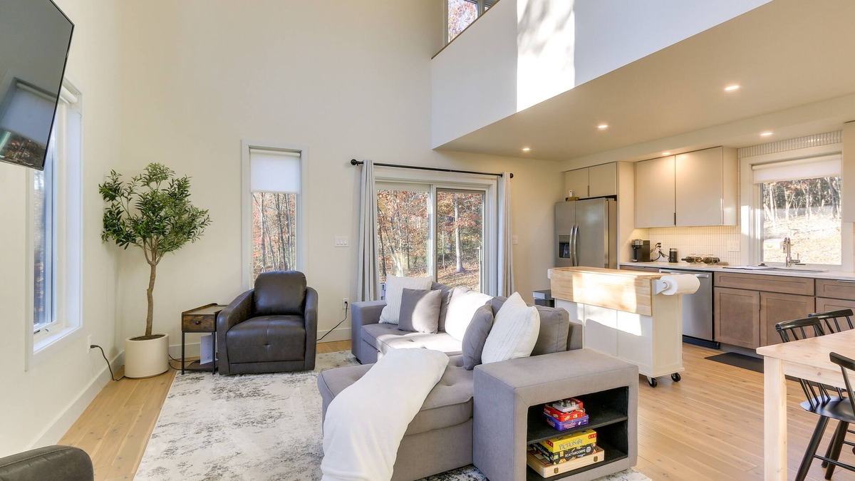 Berkeley Springs Cottage | Modern Berkeley Springs Cabin w/Private Hot Tub!