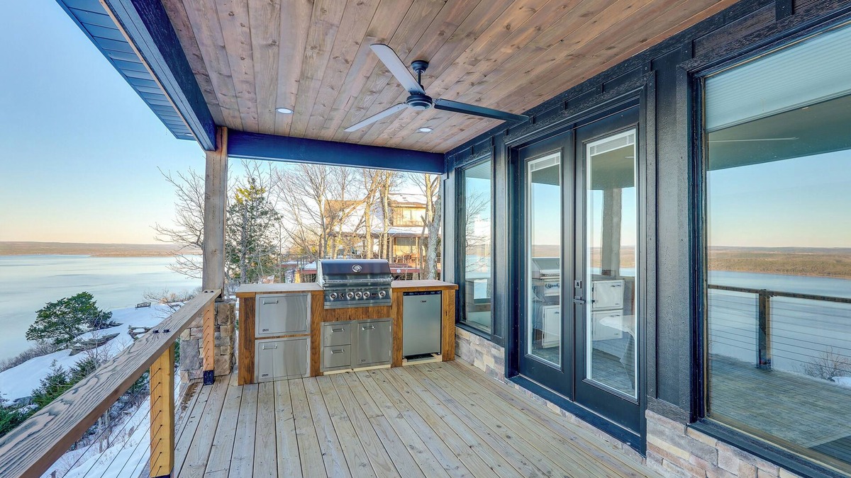 Quitman House | Modern Bluff-Top House w/Greers Ferry Lake Views