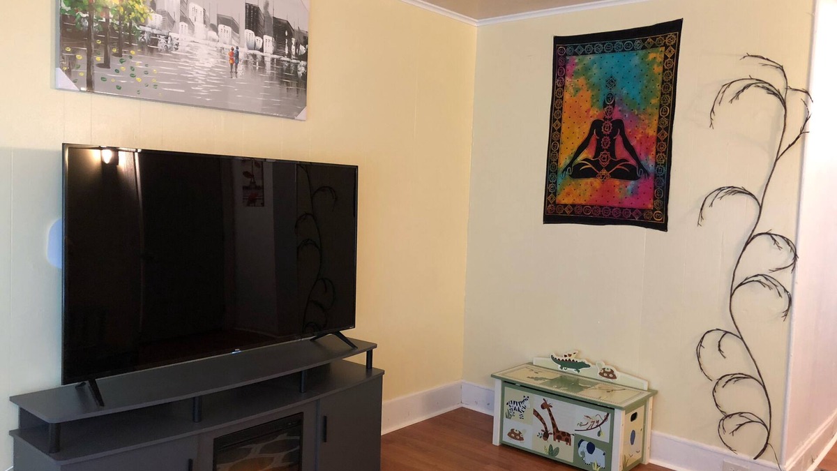 Schenectady Apartment | Modern-Bohemian quarters - King Bed-Washer/Dryer