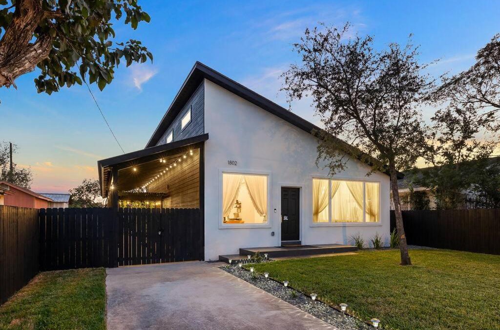 Edinburg Ski Chalet | Modern Boho Home with in-home gym room! + fabulous outdoor dining!