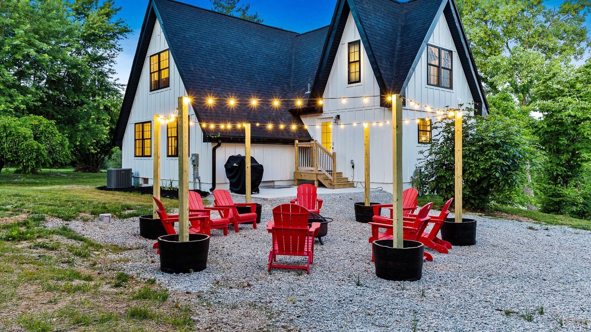 Crestwood House | MODERN BOURBON A FRAME, HOT TUB, FIREPIT, GAMES, CLOSE TO LOUISVILLE, SLEEPS 14