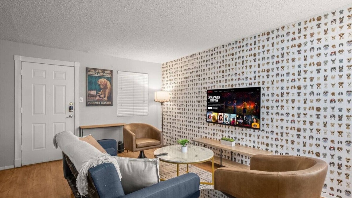 Skyview Apartment | Modern Brentwood 1BR | Close for ACL, F1, + More!