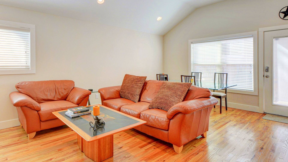 Brentwood Cottage | Modern Brentwood Guest House - Minutes to Burnet Road Restaurants & UT