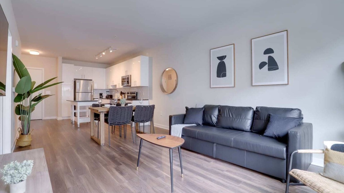 Jefferson Manor Apartment | Modern & Bright Apartment in Alexandria