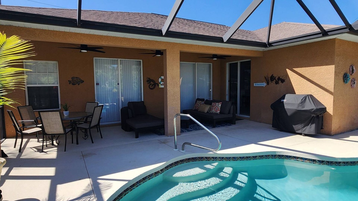 North Port Villa | Modern Bright Contemporary Design 2,400 SF of comfort with Salt Pool & Spa, WiFi
