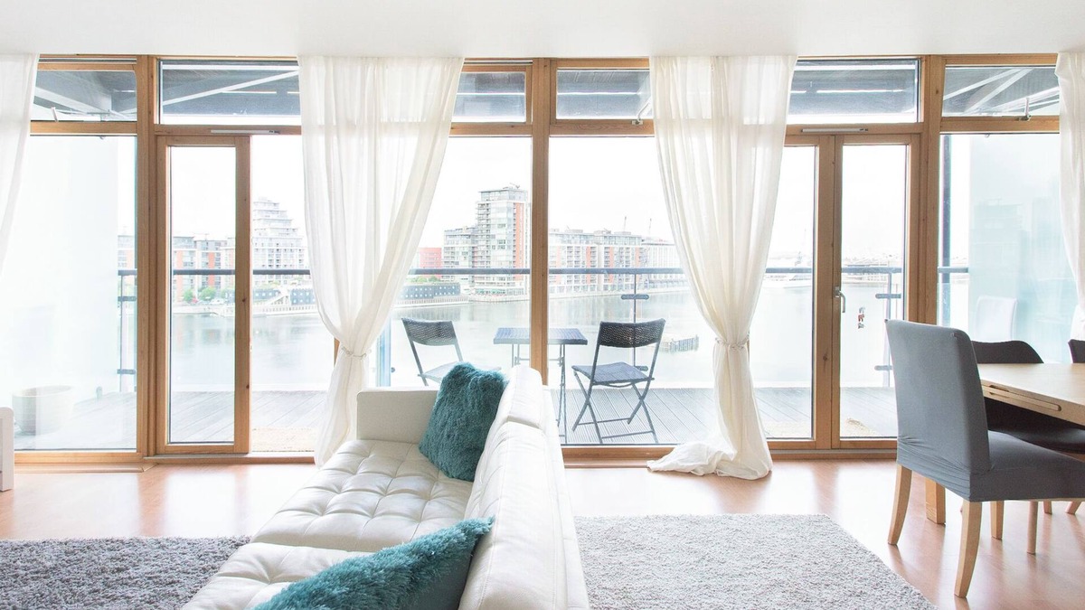Docklands Apartment | Modern & Bright | East London Dockside Apartment | ExCel Center | City Airport
