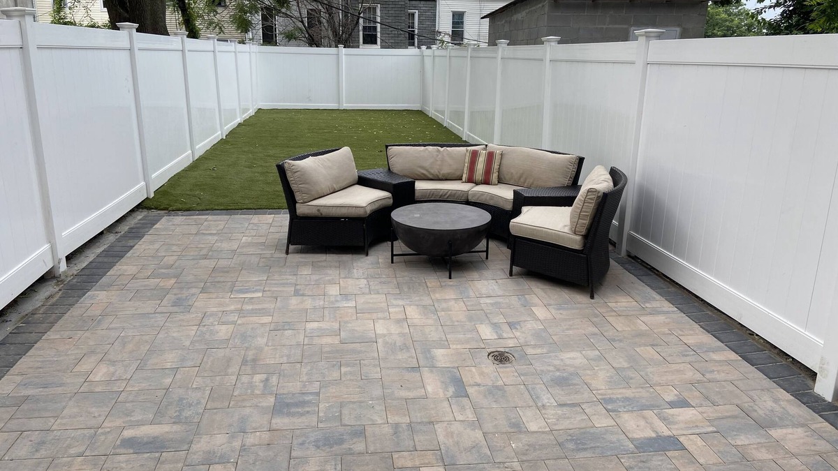 Crown Heights House | Modern, bright house with lovely back yard & patio