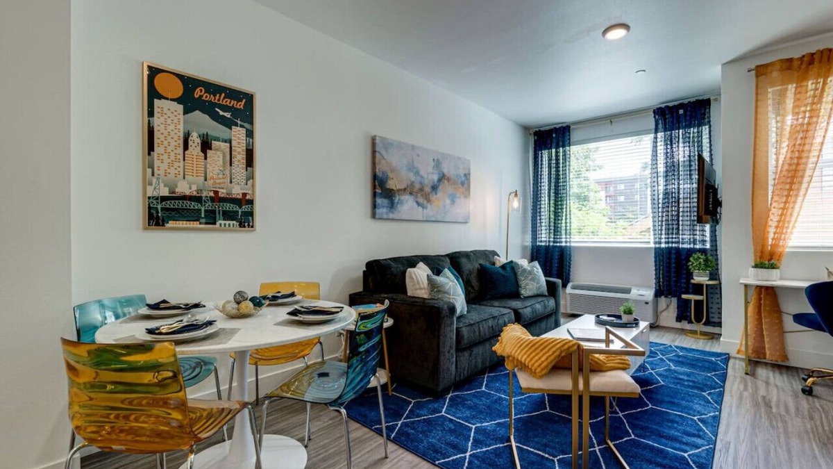 King Apartment | Modern & Bright Studio, Fast WiFi, Walkable to NE Portland Neighborhoods, Alberta Arts/Williams District