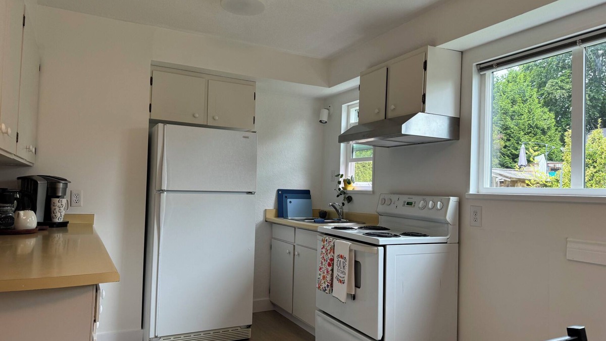 Delta House | Modern Bright Suite 2 Bdrm/short /long stays/25 min YVR Airport 7 min Ferry n